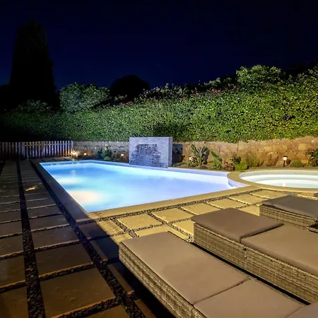 Villa Lotus 2, *