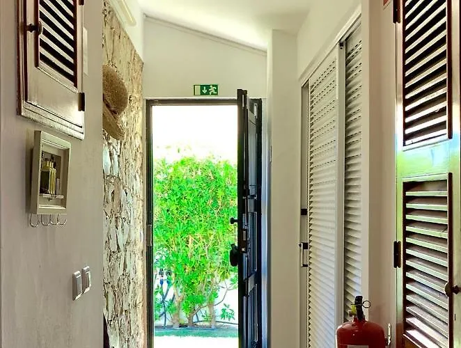 Villa Lotus 2, *